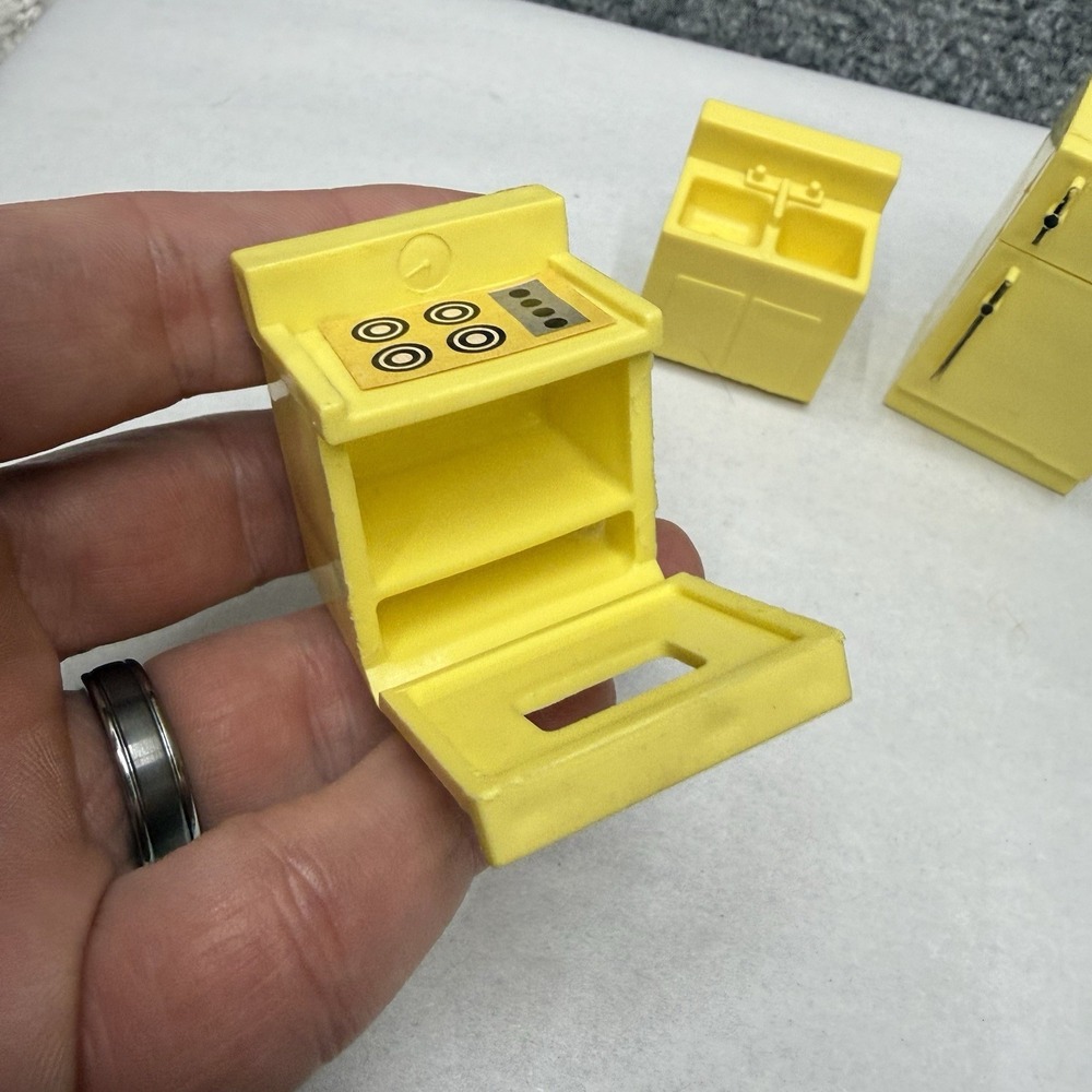 Vintage Fisher Price dollhouse miniature furniture kitchen fridge sing stove lot - Picture 3 of 10